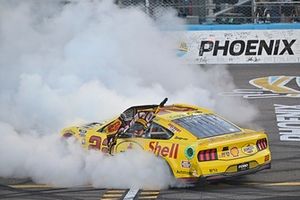 Joey Logano, Team Penske, Shell Pennzoil Ford Mustang, gana el Campeonato de la Copa Nascar 2024