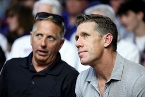 Carl Edwards, miembro del Salón de la Fama de la NASCAR, Greg Biffle, ex piloto de la NASCAR Cup Series.