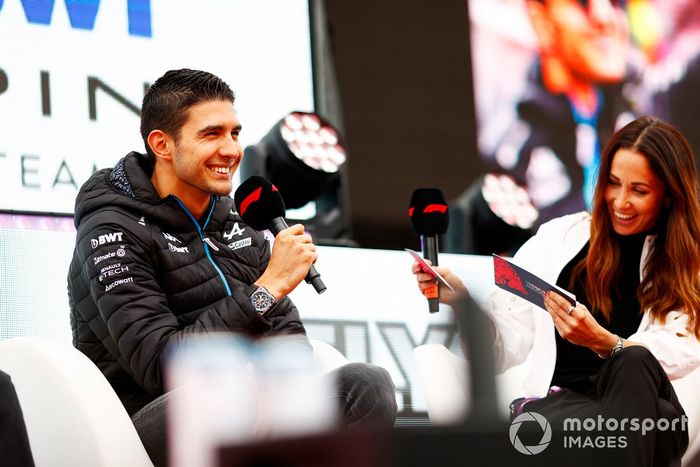 Esteban Ocon, Alpine F1 Team, es entrevistado en la fanzone