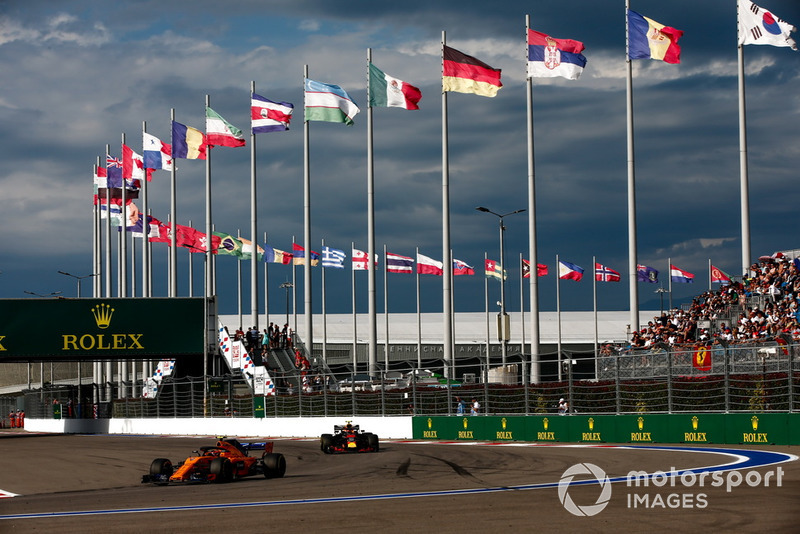 Stoffel Vandoorne, McLaren MCL33, precede Max Verstappen, Red Bull Racing RB14