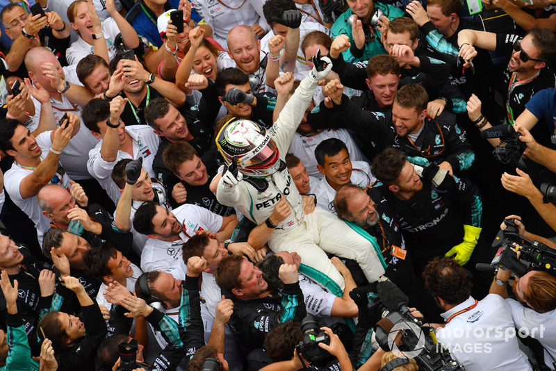 Lewis Hamilton, Mercedes AMG F1, festeggia nel parco chiuso con i suoi meccanici
