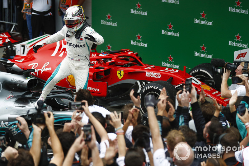 Lewis Hamilton, Mercedes AMG F1, festeggia la vittoria nel parco chiuso