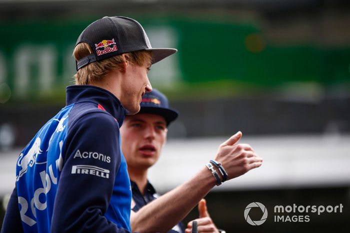 Brendon Hartley, Toro Rosso, y Max Verstappen, Red Bull Racing. 