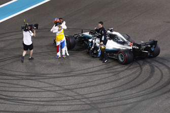 Fernando Alonso, McLaren, abbraccia Lewis Hamilton, Mercedes AMG F1 W09 EQ Power+, alla fine della gara