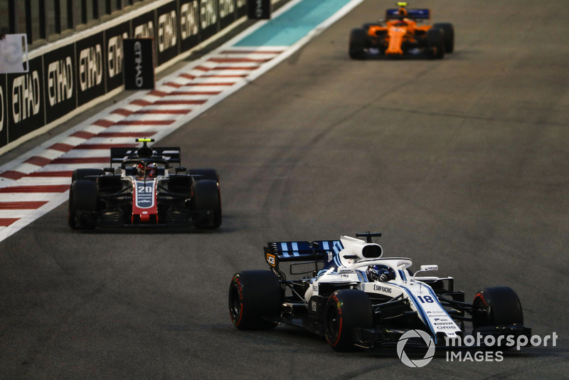 Lance Stroll, Williams FW41, precede Kevin Magnussen, Haas F1 Team VF-18, e Stoffel Vandoorne, McLaren MCL33