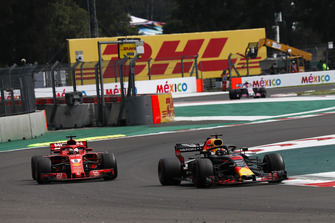 Daniel Ricciardo, Red Bull Racing RB14 y Sebastian Vettel, Ferrari SF71H