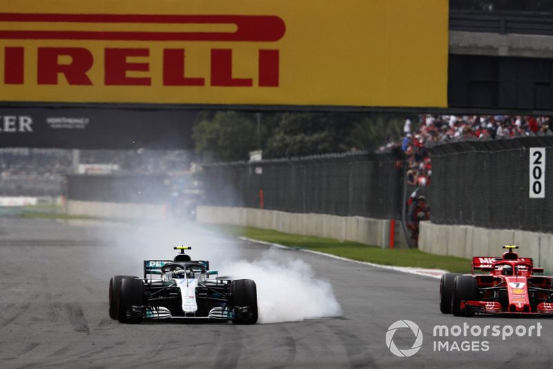 Валттери Боттас, Mercedes AMG F1 W09, и Кими Райкконен, Ferrari SF71H