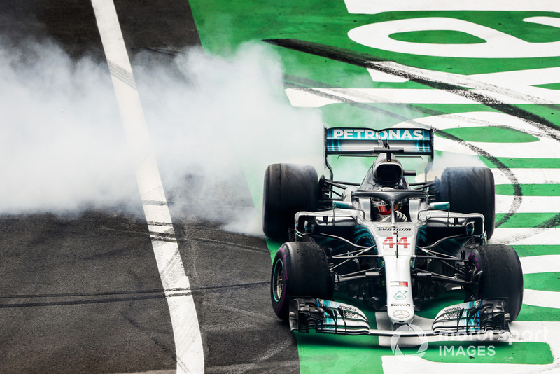 Lewis Hamilton, Mercedes AMG F1 W09 EQ Power +, celebra con donuts su quinto título mundial de pilotos