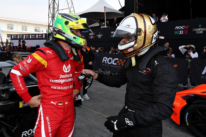 Mick Schumacher y Helio Castroneves