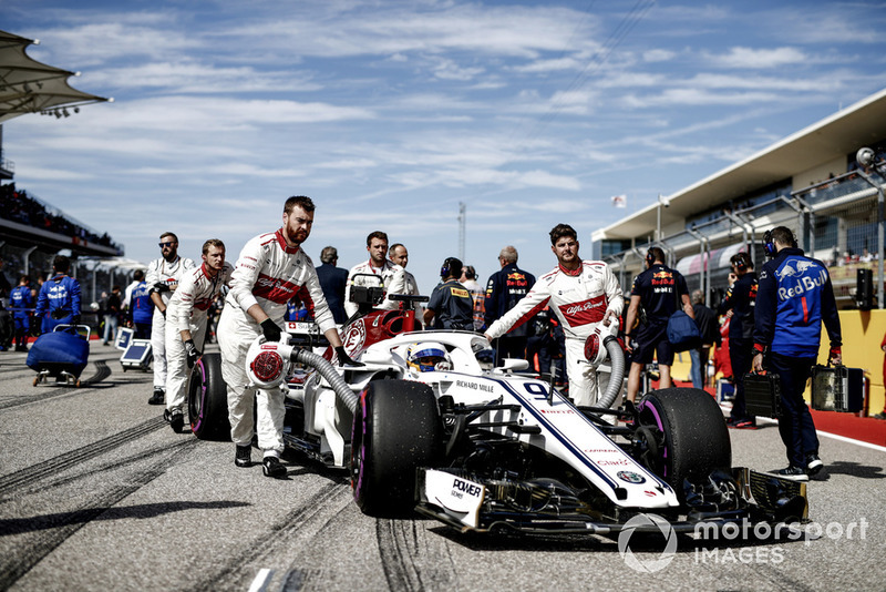 Marcus Ericsson, Sauber C37, arriva in griglia di partenza