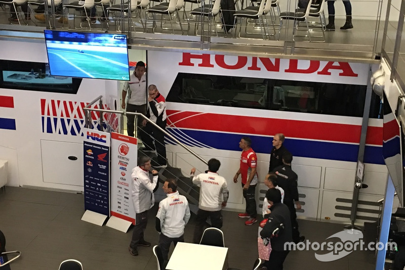 Зустріч членів команди HRC під час першого візиту Хорхе Лоренсо до Honda
