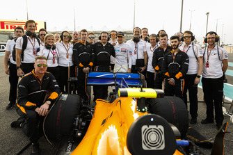 Stoffel Vandoorne, McLaren, with his team on the grid