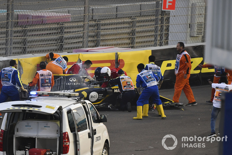 Los médicos y oficiales asisten a Nico Hulkenberg, Renault Sport F1 Team R.S. 18 que se estrelló y volcó en la primera vuelta