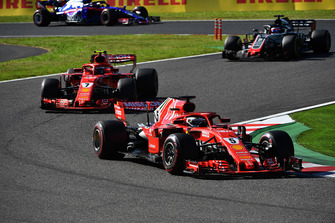 Sebastian Vettel, Ferrari SF71H devant Kimi Raikkonen, Ferrari SF71H et Romain Grosjean, Haas F1 Team VF-18