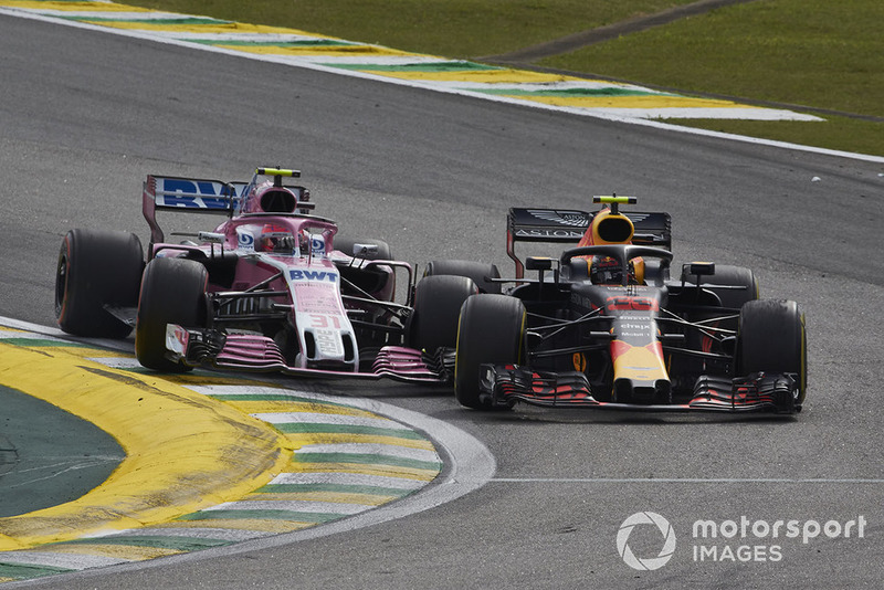 Max Verstappen, Red Bull Racing RB14, and Esteban Ocon, Racing Point Force India VJM11, make contact