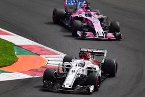 Marcus Ericsson, Sauber C37 devant Sergio Perez, Racing Point Force India VJM11 