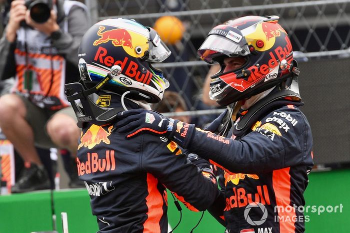 Ganador de la pole Daniel Ricciardo, Red Bull Racing y Max Verstappen, Red Bull Racing celebran en Parc Ferme 
