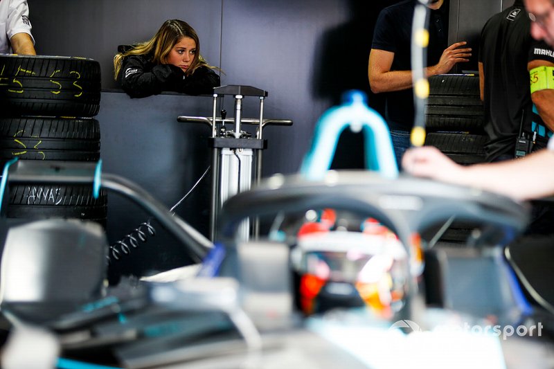 Carrie Schreiner, HWA Racelab, VFE-05 dans le garage