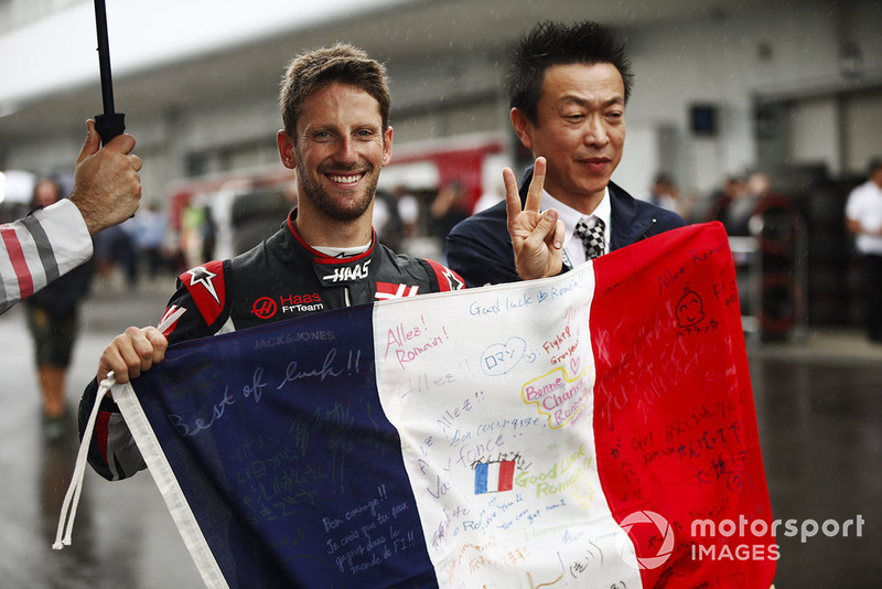 Romain Grosjean, Haas F1 Team, fête sa qualification avec un drapeau français sur lequel sont écrits des messages