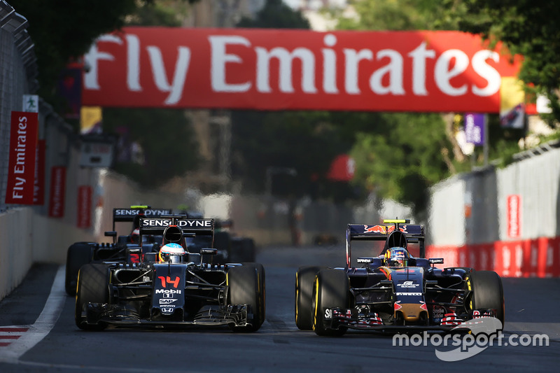 Fernando Alonso, McLaren MP4-31, und Carlos Sainz Jr., Scuderia Toro Rosso STR11, im Positionskampf