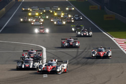 Старт гонки: #5 Toyota Racing Toyota TS050 Hybrid: Энтони Дэвидсон, Себастьен Буэми, Казуки Накаджим