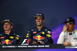 Під час прес-конференції FIA після гонки: Макс Ферстаппен, Red Bull Racing, друге місце; Даніель Рік