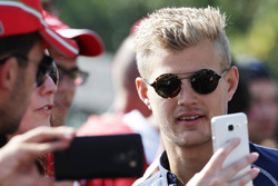 Marcus Ericsson, Sauber F1 Team, mit Fans