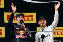 Подиум: победитель - Нико Росберг, Mercedes AMG F1 Team и третье место - Даниил Квят, Red Bull Racin
