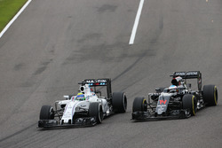 Felipe Massa, Williams FW38 y Fernando Alonso, McLaren MP4-31 batalla por la posición