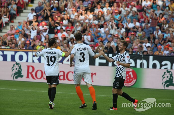 Felipe Massa, Williams, Arne Friedrich jugador delantero de futbol y Sebastian Vettel, Ferrari