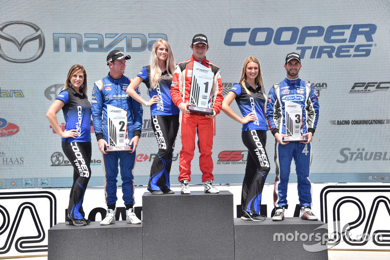 Podium: peringkat kedua Dean Stoneman, Andretti Autosport, juara lomba Zach Veach, Belardi Auto Racing, peringkat ketiga Felix Serralles, Carlin