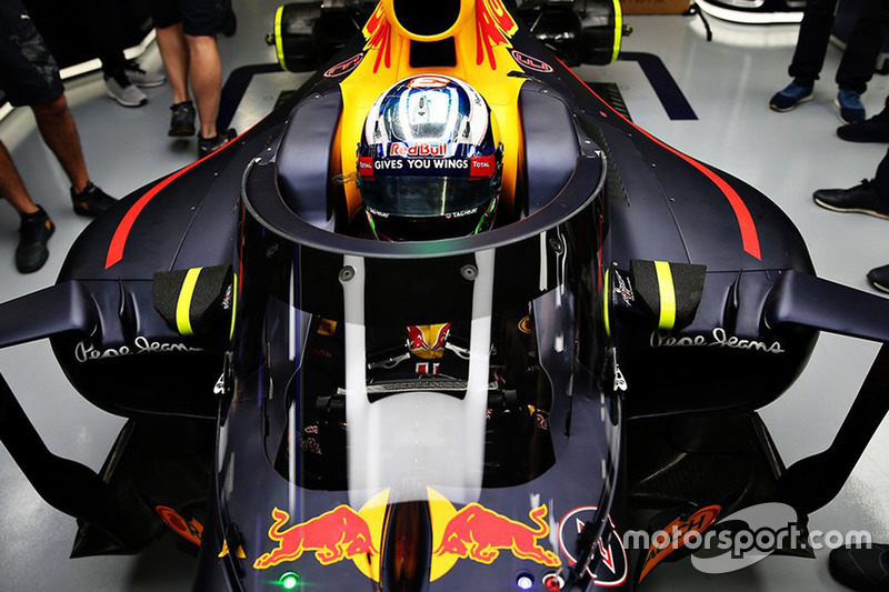 Daniel Ricciardo, in de Red Bull Racing RB12 met Aeroscreen