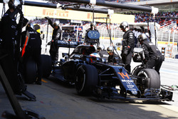 Fernando Alonso, McLaren MP4-31 hace una parada en boxes