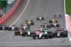 Lewis Hamilton, Mercedes AMG F1 W07 Hybrid führt zum Start des Rennens
