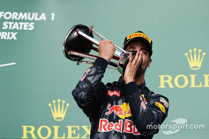 Daniel Ricciardo, que chegou a ficar em segundo no início da prova, terminou em terceiro.