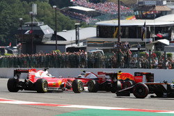 Sebastian Vettel, Ferrari SF16-H gira junto con su compañero de equipo Kimi Raikkonen, Ferrari SF16-