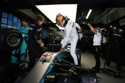 Lewis Hamilton, Mercedes AMG F1, grimpe dans sa voiture