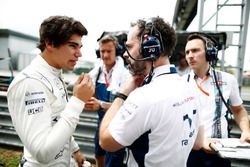 Lance Stroll, Williams, habla con un ingeniero