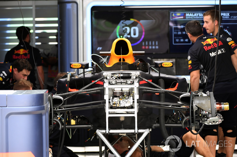 Red Bull Racing RB13 front suspension