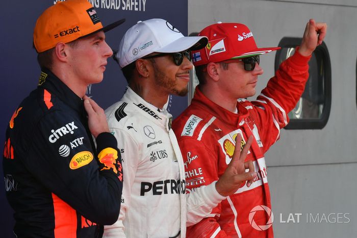 Ganador de la pole Lewis Hamilton, Mercedes AMG F1, segundo Kimi Raikkonen, Ferrari y tercero Max Verstappen, Red Bull Racing