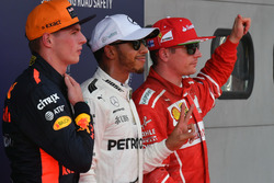 Max Verstappen, Red Bull Racing, le poleman Lewis Hamilton, Mercedes AMG F1 et Kimi Raikkonen, Ferrari dans le Parc Fermé