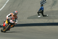 Nicky Hayden, Repsol Honda Team, passe le drapeau à damier