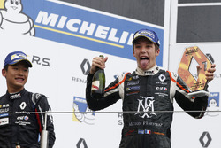 Podio: il vincitore della gara Sacha Fenestraz, Josef Kaufmann Racing