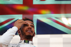 Podyum: Yarış galibi Lewis Hamilton, Mercedes-Benz F1 W08