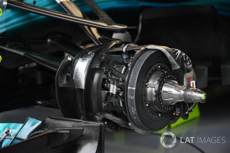 Mercedes-Benz F1 W08  detalle frontal de cubo de rueda y freno