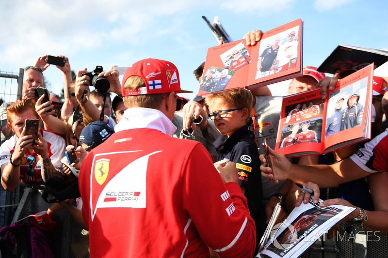 Kimi Raikkonen, Ferrari signs autographs for the fans