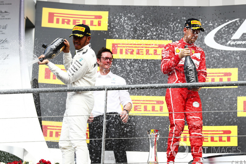 Podium: ganador, Lewis Hamilton, Mercedes AMG F1, segundo, Sebastian Vettel, Ferrari