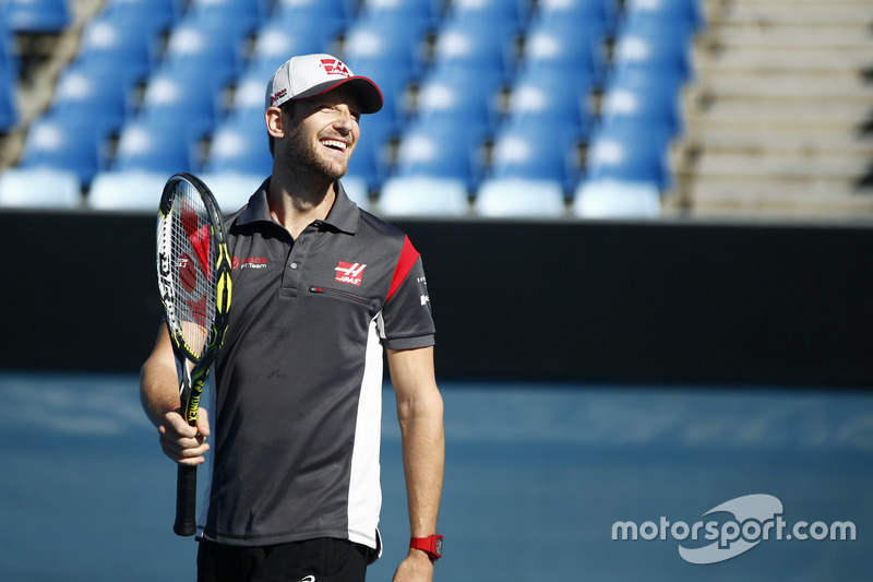 Romain Grosjean, Haas F1 Team, juega ante el Campeón paralímpico australiano, Dylan Alcott