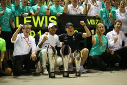 Race winner Lewis Hamilton, Mercedes AMG F1, third place Valtteri Bottas, Mercedes AMG F1 celebrate with the team