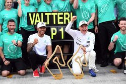 Ganador, Valtteri Bottas, Mercedes AMG F1 celebra con Lewis Hamilton, Mercedes AMG F1 y el equipo